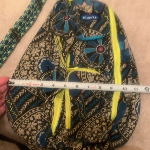 KAVU Green Blue Floral Rope Sling Bag with Adjustable Rope Strap 5 Compartment - Picture 5 of 7